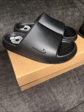 NIKE BLACK SLIDES - KIDS 2Y GENTLY WORN